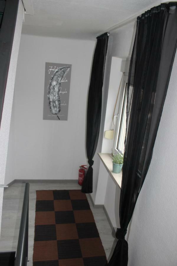 Gut Gelegenes Appartment Mit Wifi, Parkplatz, Wama, Trockner Usw. Kaiserslautern Esterno foto